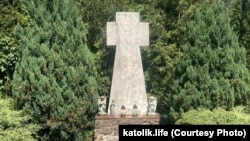 Мэмарыял, прысьвечаны ахвярам фашызму і камунізму.