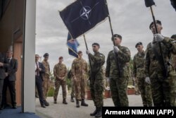 Члени миротворчого контингенту під проводом НАТО в Косові (КФОР) беруть участь у церемонії зміни командування в штаб-квартирі місії КФОР на чолі з НАТО в таборі «Філм Сіті» в Приштині, 11 жовтня 2024 року