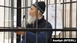 Құқыққорғаушы Әзімжан Асқаров сотта сөйлеп тұр.  10 қаңтар 2017 жыл, Бішкек