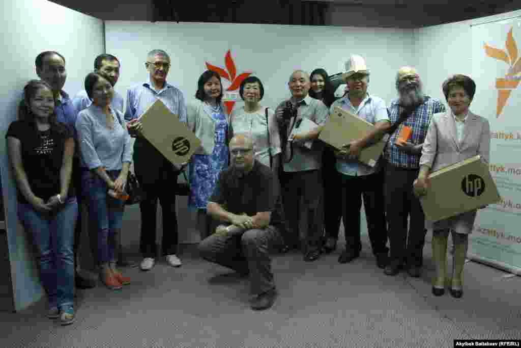 Сыйлык ээлери &quot;Азаттыктын&quot; жамааты менен.&nbsp;