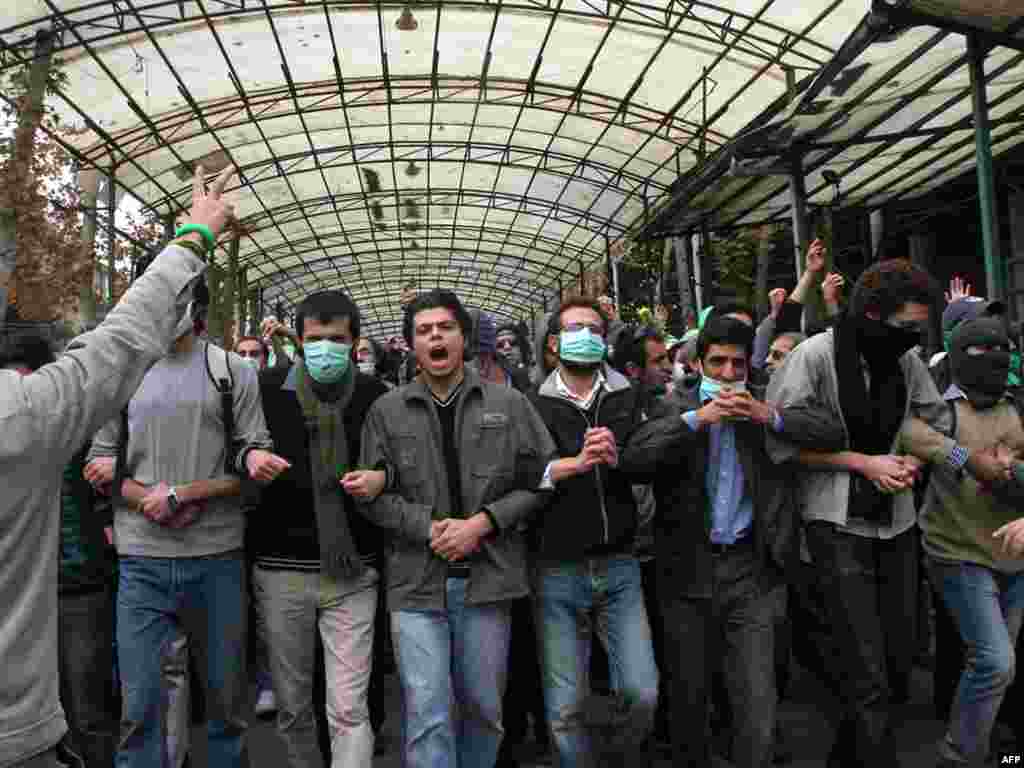 راه‌پیمایی دانشجویان در دانشگاه تهران - گالری عکس و فیلم 