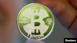 رمزارز که به نام یکی از انواع آن «بیت‌کوین» نیز مشهور است، ارزی دیجیتالی است در قالب یک کد رایانه‌ای