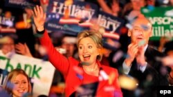 هیلاری کلینتون در میان هوادارانش در روز سه شنبه در اوهایو. عکس از خبرگزاری (EPA).
