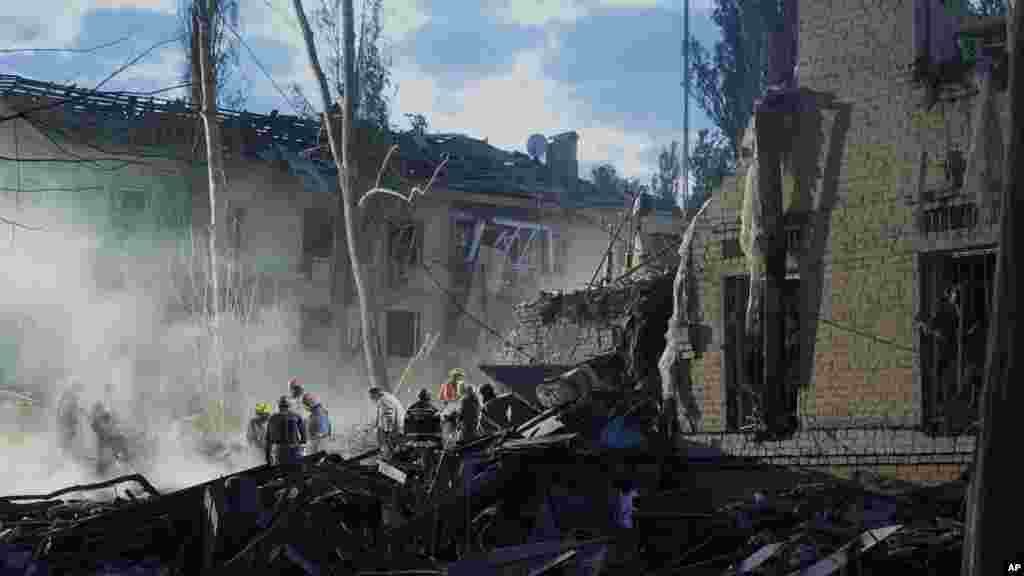 Raščišćavanje ruševina na mjestu ruskog napada na stambenu zgradu u Kijevu