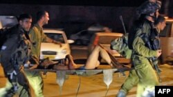 اسرائیل فلسطینی زخمی را به بیمارستان منتقل می کنند. (عکس: AFP)