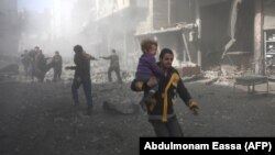 Цивільні тікають від обстрілу в Східній Гуті, Сирія, 19 лютого 2018 року