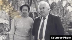 Рахмон Набиев с супругой Майрам Набиевой. Фото из семейного альбома было опубликовано на сайте «Азия-Плюс»