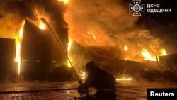 Рятувальники гасять пожежу, що виникла після російського удару по Одещині, жовтень 2025 року
