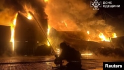 Рятувальники гасять пожежу після одного з попередніх російських ударів по Одещині, 9 жовтня 2025 року