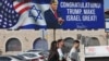 گروهی از شهروندان اسرائیلی در حال عبور از مقابل بیلبوردی که به ترامپ برای پیروزی در انتخابات تبریک گفته و از او خواسته شده تا «اسرائیل را به عظمت برساند!»