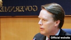 نیکلاس برنز به ایران پیام داد راه انزوا را انتخاب نکند.