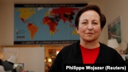 شیرین عبادی در یک نشست خبری در مقر گزارشگران بدون مرز در پاریس در بهمن ۹۷