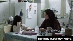 نمایی از فیلم «قصیدهٔ گاو سفید»، ساختهٔ بهتاش صناعی‌ها و مریم مقدم