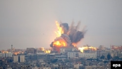 در جنگ ۳۴ روزه تابستان۲۰۰۶ که با حمله نيروهای حزب الله به يک واحد مرزی اسراييل آغاز شد، نزديک به ۱۲۰۰ لبنانی و ۱۵۹ اسراييلی جان خود را از دست دادند. (عکس: epa)