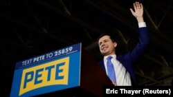 ԱՄՆ - Փիթ Բութիջիչը ելույթ է ունենում Դե Մուանում անցկացվող հանրահավաքին, Այովա, 3-ը փետրվարի, 2020թ.