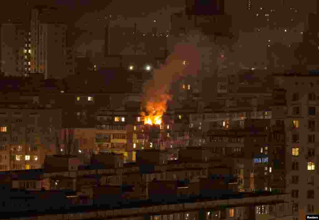 У Кіеве пасьля хвалі расейскіх удараў 23 сакавіка гарыць кватэра на апошнім паверсе дому.Украінскія ўлады паведамілі, што за выходныя 22–23 сакавіка ў выніку ўдараў па Кіеве загінулі тры чалавекі, у тым ліку 5-гадовая дзяўчынка і яе бацька.