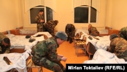 Солдаты в казарме.