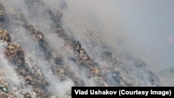 Мужчина работает на мусорном полигоне Бишкека. 2020 год. 