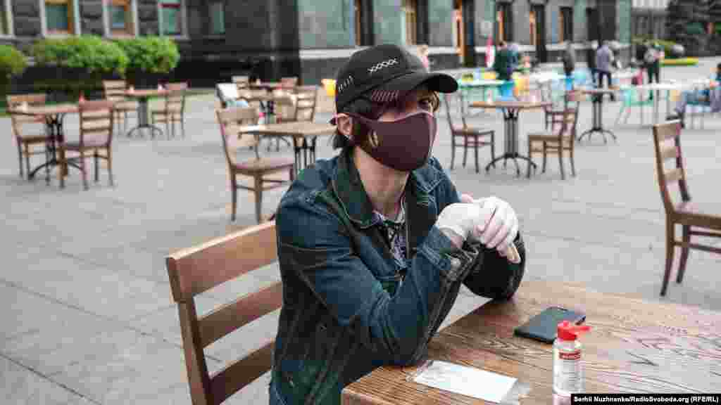 2 травня під&nbsp;стінами Офісу президента столичні ресторатори організували акцію протесту у вигляді перформенсу. Вони принесли столи й стільці, розставили їх перед президентським офісом та запрошували гостей в імпровізований&nbsp;&laquo;літній ресторан&raquo; 