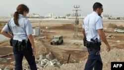 مأموران پلیس اسرائیل در حال بررسی منطقه مورد اصابت راکت