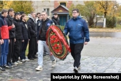 На пачатку цырымоніі ў Вушачы прызыўнікі ўскладаюць вянок да помніку вайскоўцам і партызанам, загінулым у Другой усясьветнай вайне. Скрын з раённай газэты «Патрыёт», 23 кастрычніка 2025 году