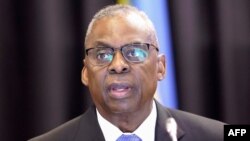 Міністр оборони США Ллойд Остін виступає на відкритті зустрічі Контактної групи з питань оборони України 19 березня 2024 року на авіабазі США в Рамштайні, Німеччина