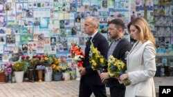 ولودیمیر زلنسکی و همسرش در کنار نخست‌وزیر کانادا در مراسم روز استقلال اوکراین