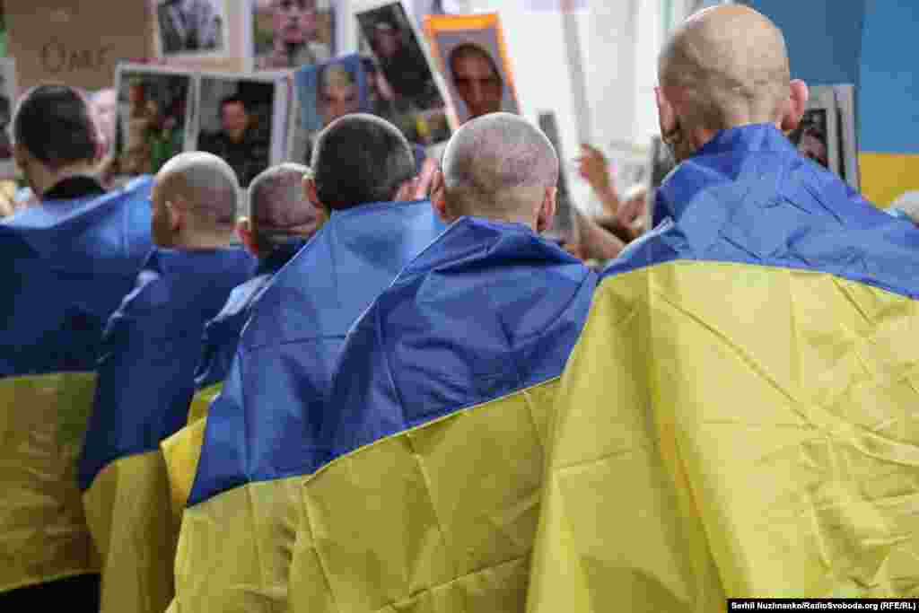 2 червня делегації України і РФ домовилися у Стамбулі про нові обміни полоненими. Як повідомив міністр оборони Рустем Умєров, є домовленість зосередитися на конкретних категоріях, а не на цифрах: про обмін «всіх на всіх» важкопоранених і тяжкохворих військовополонених, друга категорія – це молоді солдати, яким від 18 до 25 років. Також була домовленість про повернення 6000 тіл загиблих солдатів