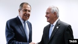 رکس تیلرسون (راست) و سرگئی لاوروف، وزیران امور خارجه آمریکا و روسیه در نشست بن.