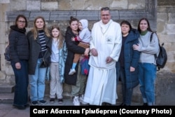 Отець Карел Стаутемас і українські біженці, яких він привіз до Бельгії. Грімберген, березень 2022 року