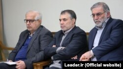 محسن فخری‌زاده (راست)