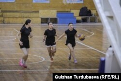 Баскетболчу кыздардын машыгуусу жумасына үч ирет өтөт.