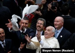 Папа Римский выпускает в небо белого голубя перед вознесением молитвы в храме Святого Духа. Стамбул, 2014 год