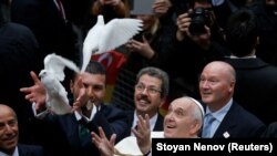 Папа римский выпускает в небо белого голубя перед вознесением молитвы в храме Святого Духа. Стамбул, 2014 год