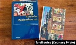 Книга "Теории российских медиа" и сборник рассказов Сергея Довлатова "Компромисс" в переводе Франциски Штёклин
