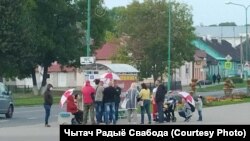 Сход прыхільнікаў перамен у Пружанак каля «прыпынку перамен» у жніўні