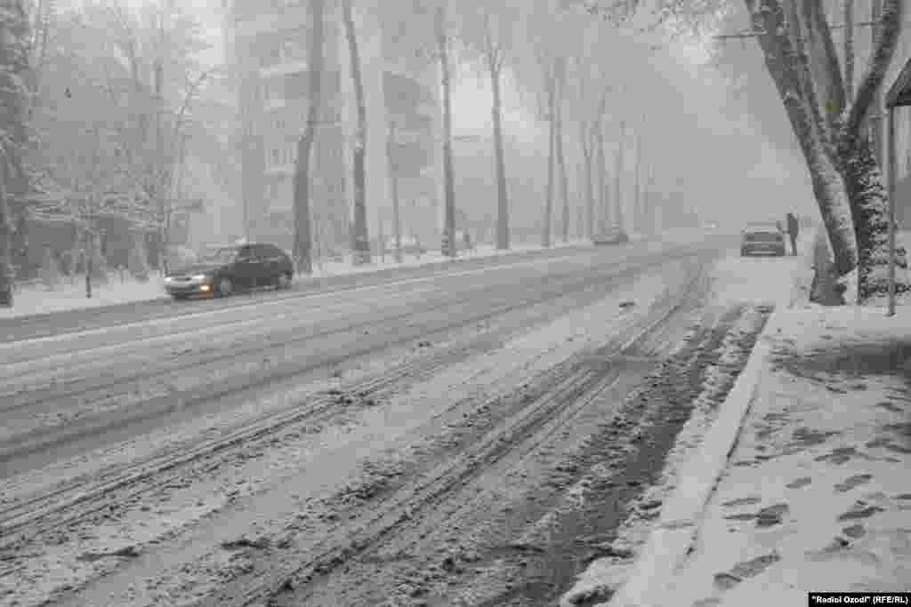 Барф дар Душанбе.