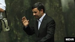 محمود احمدی نژاد، رییس جمهور ایران، در نشست مجلس شورای اسلامی برای رای اعتماد به وزیر پیشنهادی ورزش