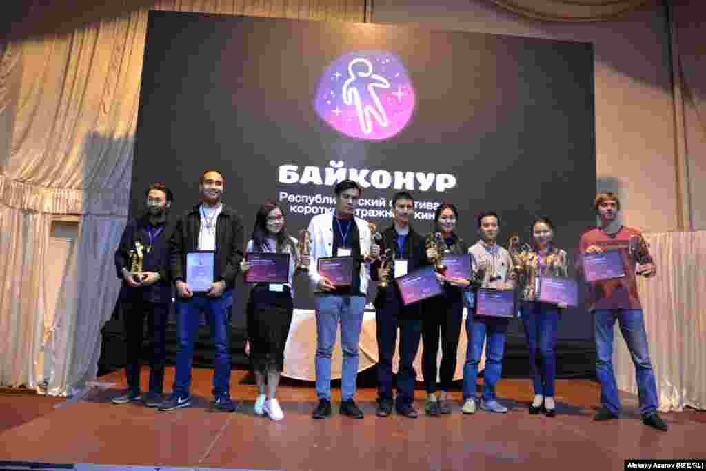 Кинофестиваль жеңімпаздары бірге түскен сурет. Бір қызығы бас жүлдені алған туындыны түсіруге қатысқан адамдардың ешқайсысы марапаттау рәсіміне келмеді. Олар өздері түсірген фильм үздік болып танылады деп ойламаса керек. &nbsp;