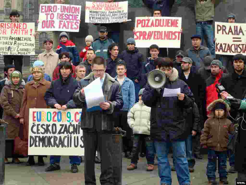 Қазақ  босқындарының кейбіріне депортациялану қаупі төніп тұр, қолдарына елдеріне қайту қағаздары берілген - Дәл қазір бұл адамдардың құқықтық мәртебесі қыл үстінде тұр, олардың көпшілігінің саяси босқын мәртебесін беруді сұрап екі мәрте жазған өтініштері екі рет қанағаттандырылған жоқ. Бірінші жолы – шетелдіктер ісі жөніндегі полициядан, екінші жолы – жергілікті соттан олардың беті қайтты. Ал енді үшінші рет – жоғарғы деңгейдегі сотқа берген өтініштеріне тағы сондай жауап алса, онда ол адам Чехия аумағынан кетуі тиіс.