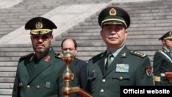 چانگ وانکوآن وزیر دفاع چین(راست) و حسین دهقان وزیر دفاع ایران در پکن. عکس از وبسایت وزارت دفاع و پشتیبانی نیروهای مسلح.