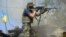 Український військовий стріляє під час бою в місті Іловайську, 26 серпня 2014 року