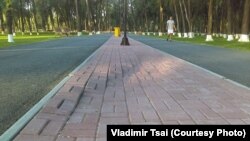 Тротуар в недавно открытом парке, названном в честь Героя СССР Чолпонбая Тулебердиева. Фото Владимира Цая.