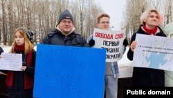 Руслан Зинатуллин (второй слева)