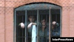 По оценкам грузинских участников «Точки зрения», помилование приговоренных к пожизненному заключению осетин на фоне обостряющихся отношений между представителями «Грузинской мечты» и «националами» может иметь неприятные последствия для новой власти