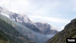 Транскавказская автомагистраль, соединяющая Владикавказ и Цхинвали – это постоянный источник заработка для десятков таксистов, обслуживающих этот маршрут