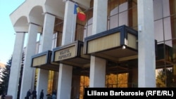 Здание парламента Молдовы        