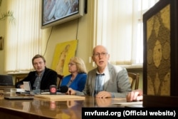 На презентації Мазепинського Євангеліє у Відділі стародруків та рідкісних видань Національної бібліотеки України імені В. Вернадського. Зліва направо: режисер заходу Станіслав Литвинов, генеральна директорка Національної бібліотеки Любов Дубровіна, посол Ігор Осташ