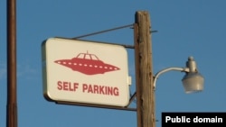 تابلویی در منطقه معروف به «منطقه ۵۱» در ایالت نوادای آمریکا که برخی اعتقاد دارند موجودات فضایی در آن فرود آمده و دولت ایالات متحده هم به آنها دست یافته است 