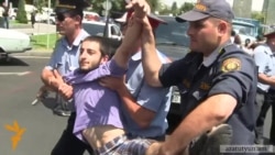 Ակտիվիստներին բերման են ենթարկում, ցուցարարները փակում են փողոցը